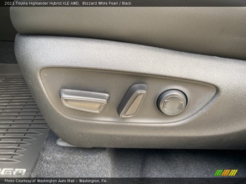 Blizzard White Pearl / Black 2021 Toyota Highlander Hybrid XLE AWD