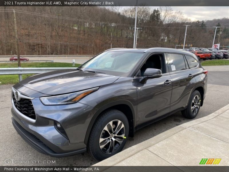 Front 3/4 View of 2021 Highlander XLE AWD