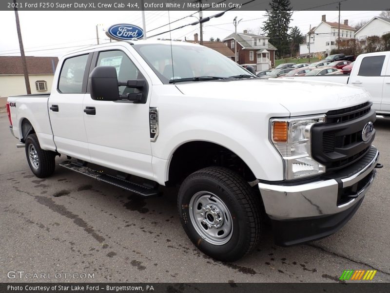 Front 3/4 View of 2021 F250 Super Duty XL Crew Cab 4x4