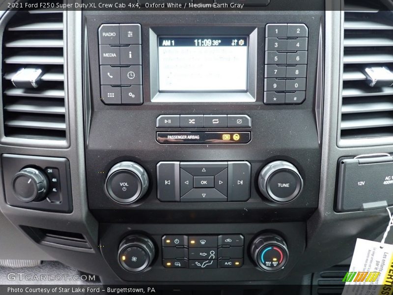 Oxford White / Medium Earth Gray 2021 Ford F250 Super Duty XL Crew Cab 4x4