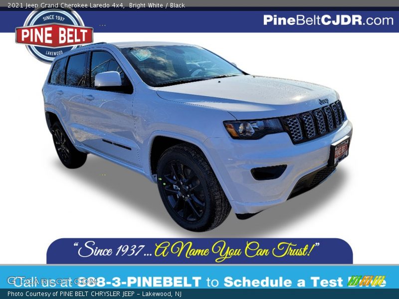 Bright White / Black 2021 Jeep Grand Cherokee Laredo 4x4