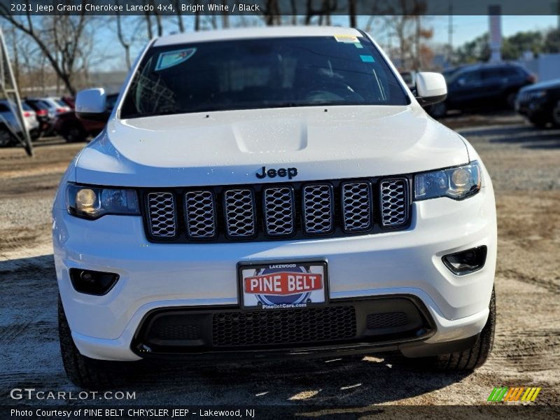 Bright White / Black 2021 Jeep Grand Cherokee Laredo 4x4