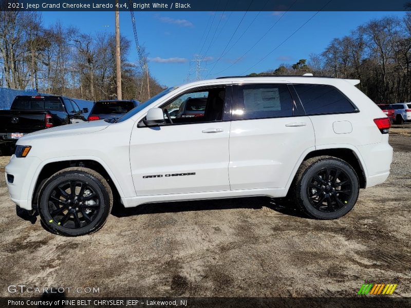 Bright White / Black 2021 Jeep Grand Cherokee Laredo 4x4