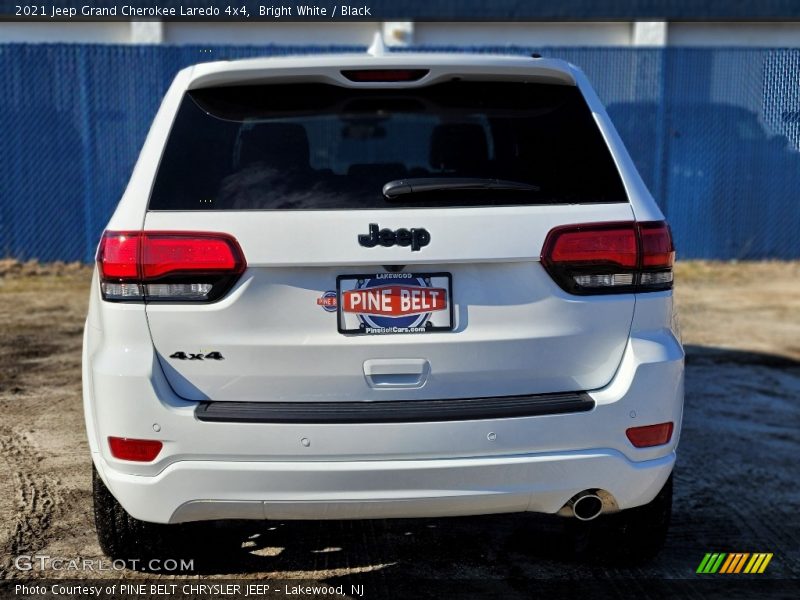 Bright White / Black 2021 Jeep Grand Cherokee Laredo 4x4