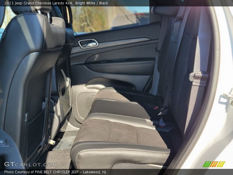 Bright White / Black 2021 Jeep Grand Cherokee Laredo 4x4