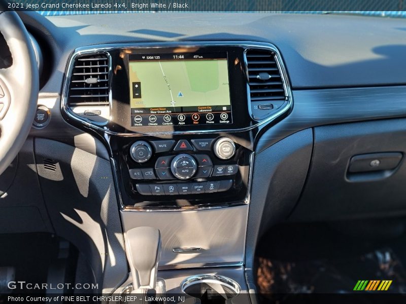 Bright White / Black 2021 Jeep Grand Cherokee Laredo 4x4