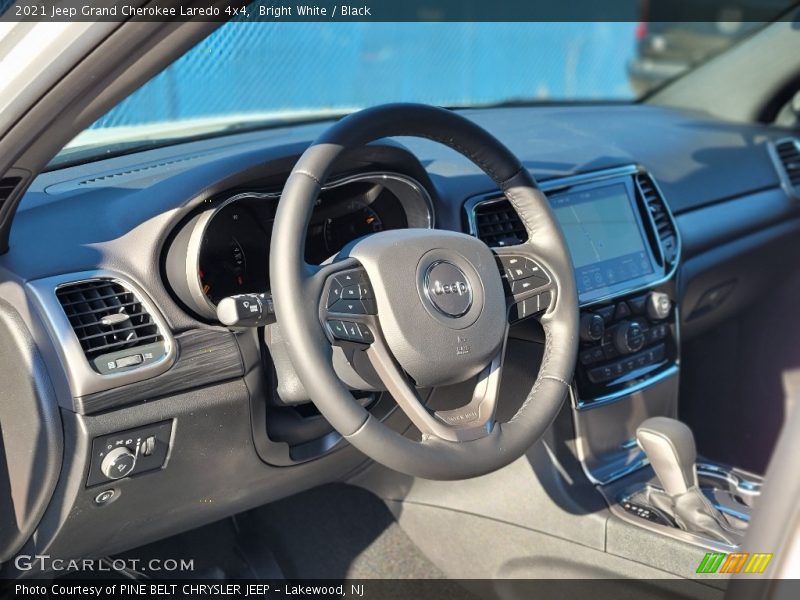 Bright White / Black 2021 Jeep Grand Cherokee Laredo 4x4