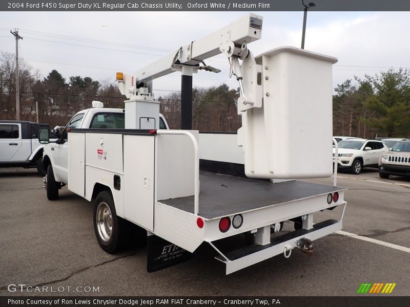Oxford White / Medium Flint 2004 Ford F450 Super Duty XL Regular Cab Chassis Utility