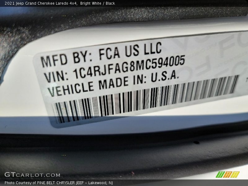 Bright White / Black 2021 Jeep Grand Cherokee Laredo 4x4