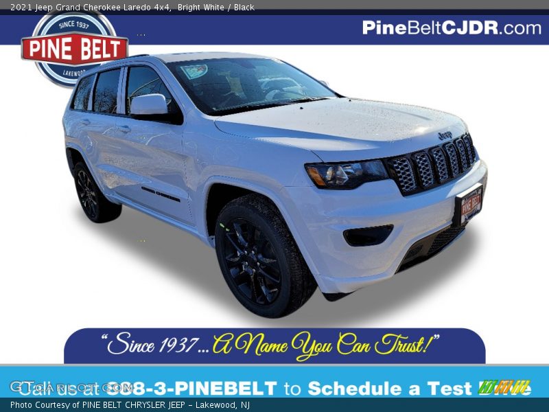 Bright White / Black 2021 Jeep Grand Cherokee Laredo 4x4