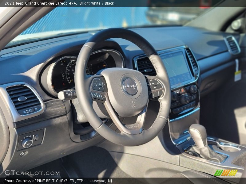 Bright White / Black 2021 Jeep Grand Cherokee Laredo 4x4