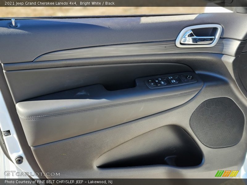 Bright White / Black 2021 Jeep Grand Cherokee Laredo 4x4
