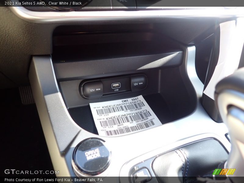Clear White / Black 2021 Kia Seltos S AWD