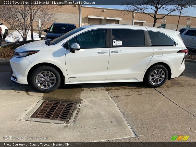 Blizzard White Pearl / Chateau 2021 Toyota Sienna XLE Hybrid