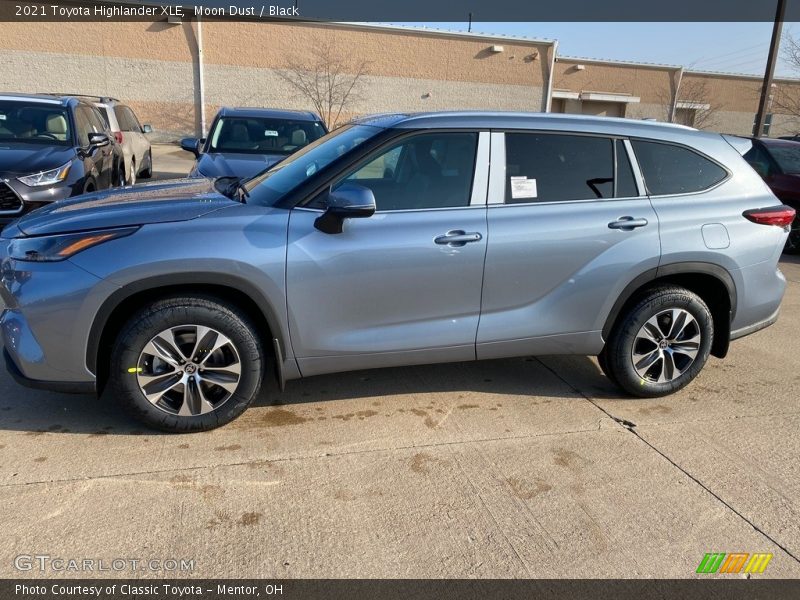 Moon Dust / Black 2021 Toyota Highlander XLE