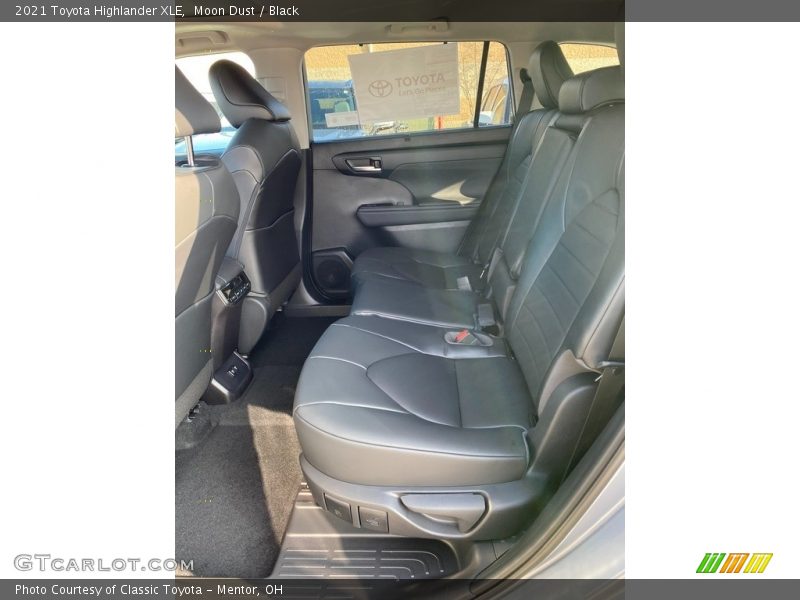 Moon Dust / Black 2021 Toyota Highlander XLE