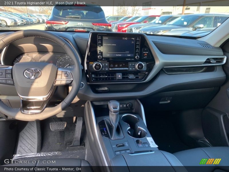 Moon Dust / Black 2021 Toyota Highlander XLE