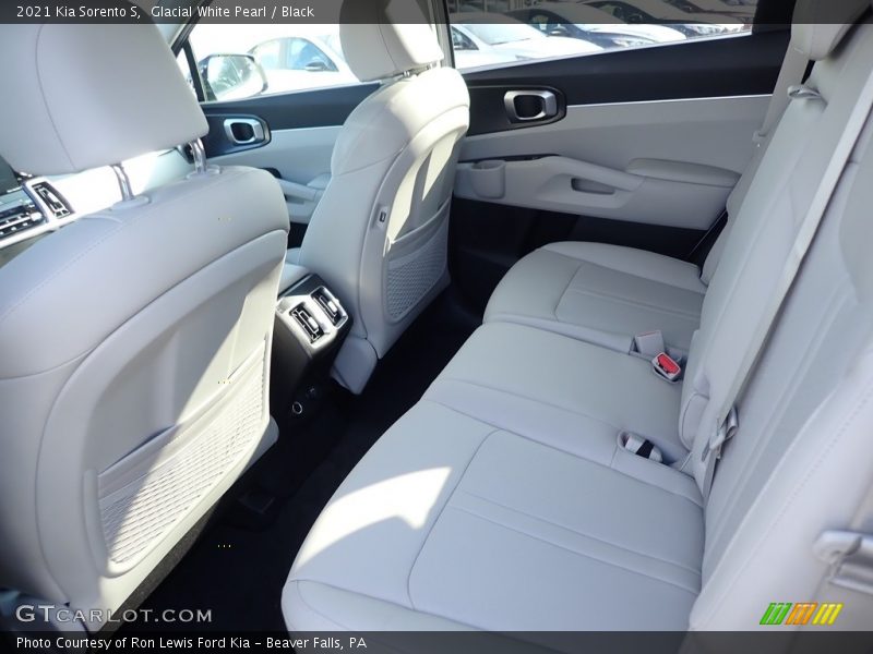 Glacial White Pearl / Black 2021 Kia Sorento S