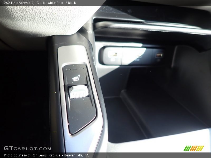 Glacial White Pearl / Black 2021 Kia Sorento S