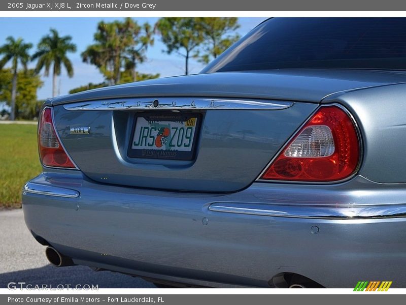 Zircon Metallic / Dove Grey 2005 Jaguar XJ XJ8 L