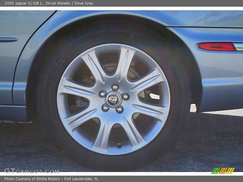 Zircon Metallic / Dove Grey 2005 Jaguar XJ XJ8 L