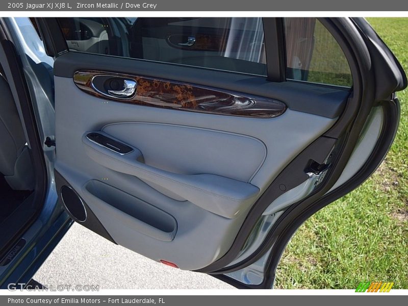 Zircon Metallic / Dove Grey 2005 Jaguar XJ XJ8 L