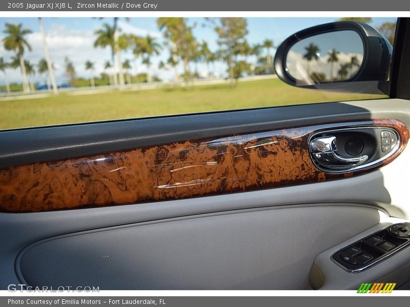 Zircon Metallic / Dove Grey 2005 Jaguar XJ XJ8 L