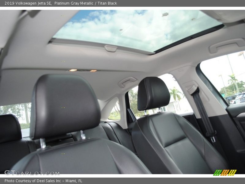 Platinum Gray Metallic / Titan Black 2019 Volkswagen Jetta SE