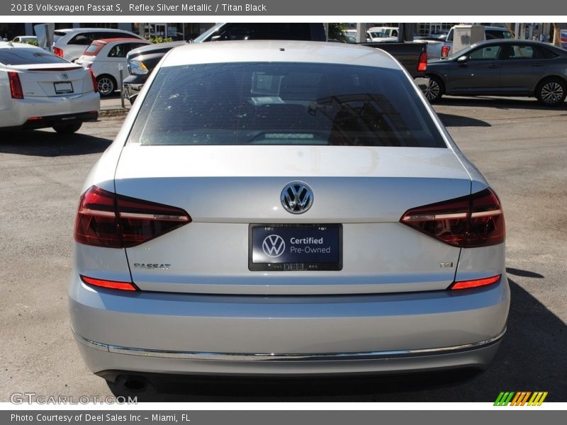 Reflex Silver Metallic / Titan Black 2018 Volkswagen Passat S