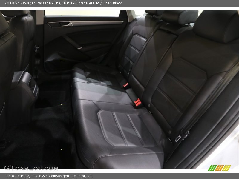 Reflex Silver Metallic / Titan Black 2018 Volkswagen Passat R-Line