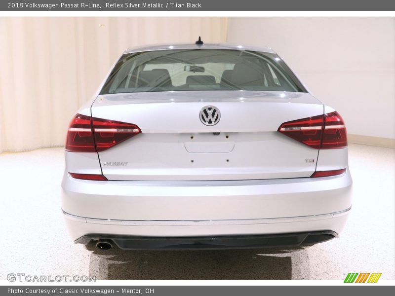 Reflex Silver Metallic / Titan Black 2018 Volkswagen Passat R-Line