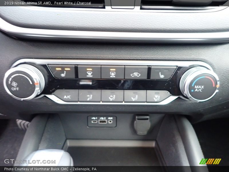 Controls of 2019 Altima SR AWD