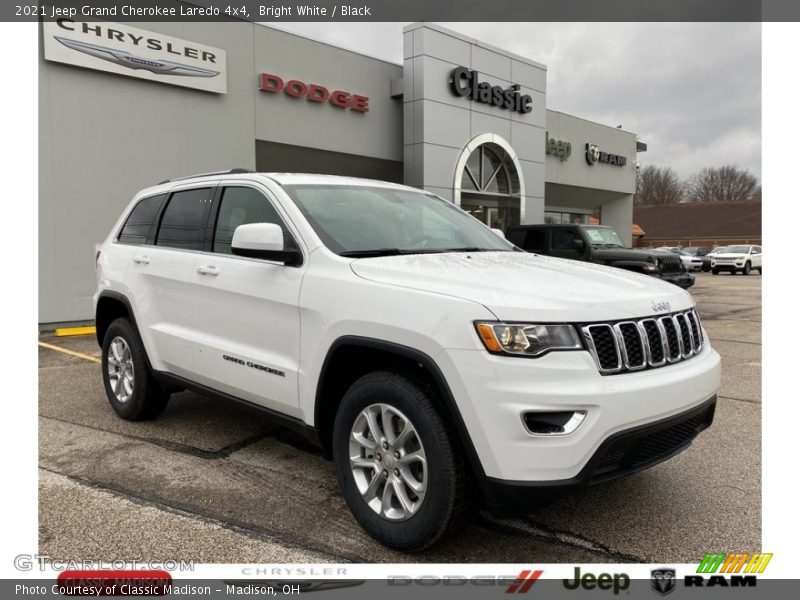 Bright White / Black 2021 Jeep Grand Cherokee Laredo 4x4