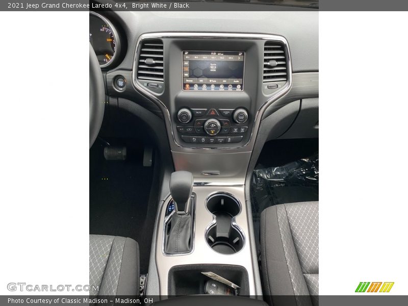 Bright White / Black 2021 Jeep Grand Cherokee Laredo 4x4