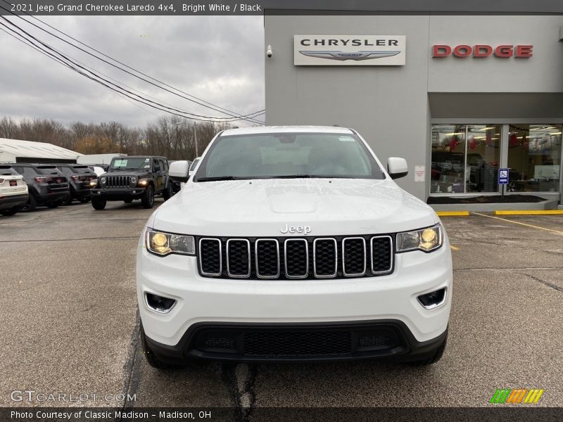 Bright White / Black 2021 Jeep Grand Cherokee Laredo 4x4