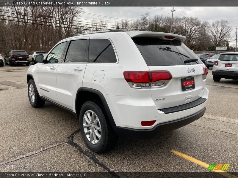 Bright White / Black 2021 Jeep Grand Cherokee Laredo 4x4