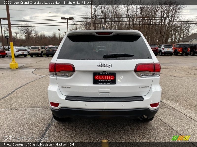 Bright White / Black 2021 Jeep Grand Cherokee Laredo 4x4
