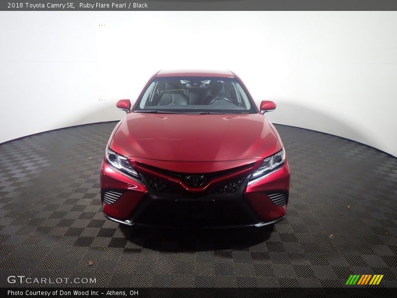 Ruby Flare Pearl / Black 2018 Toyota Camry SE