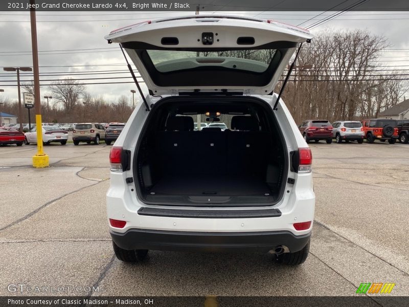 Bright White / Black 2021 Jeep Grand Cherokee Laredo 4x4