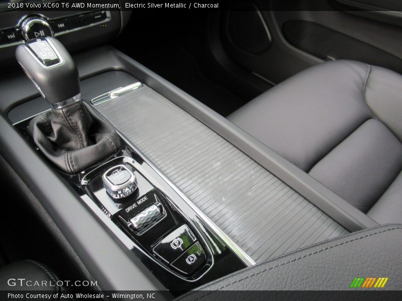 Electric Silver Metallic / Charcoal 2018 Volvo XC60 T6 AWD Momentum
