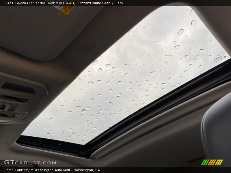 Blizzard White Pearl / Black 2021 Toyota Highlander Hybrid XLE AWD