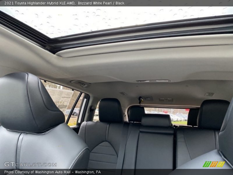 Blizzard White Pearl / Black 2021 Toyota Highlander Hybrid XLE AWD