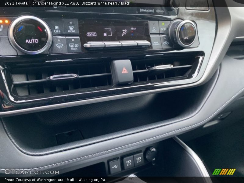Blizzard White Pearl / Black 2021 Toyota Highlander Hybrid XLE AWD
