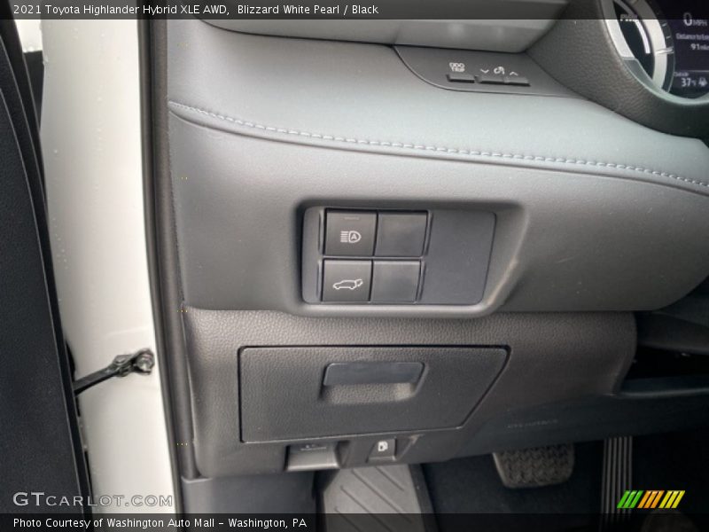 Blizzard White Pearl / Black 2021 Toyota Highlander Hybrid XLE AWD
