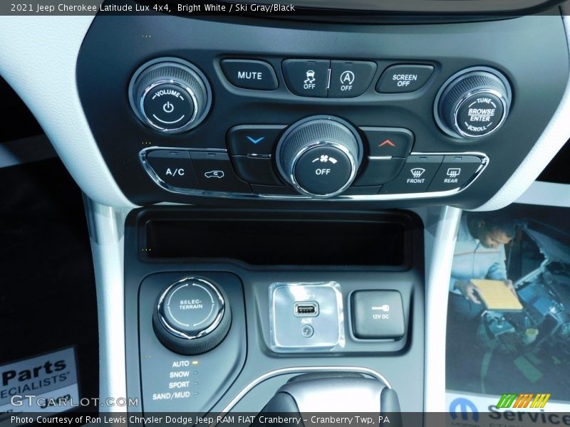 Controls of 2021 Cherokee Latitude Lux 4x4
