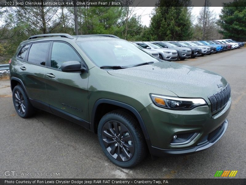 Front 3/4 View of 2021 Cherokee Latitude Lux 4x4