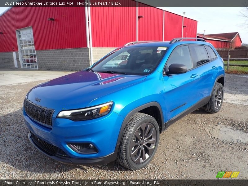 Front 3/4 View of 2021 Cherokee Latitude Lux 4x4