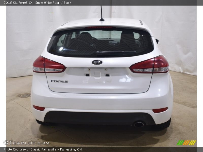 Snow White Pearl / Black 2016 Kia Forte5 LX
