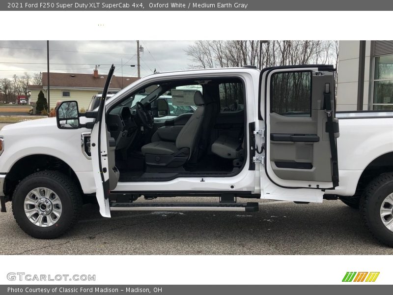 Oxford White / Medium Earth Gray 2021 Ford F250 Super Duty XLT SuperCab 4x4