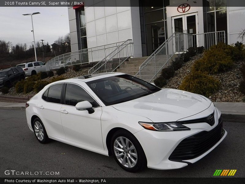 Super White / Black 2018 Toyota Camry SE